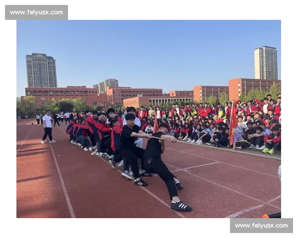 齐心协力奋力拼搏的拔河比赛生动图画展现团结力量与青春风采和集体精神